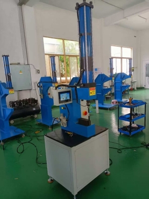 自动送料压铆机