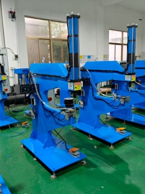 自动送料压铆机